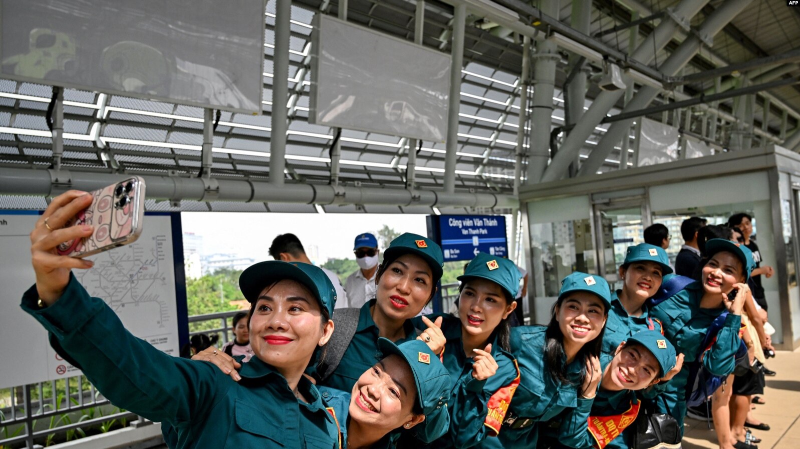 Kereta Metro Pertama Tiba di Ho Chi Minh Warga Sambut Dengan Penuh Semangat