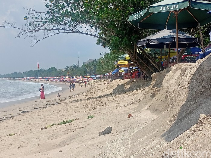 Peneliti mengungkap ancaman erosi di Pantai Kuta. Solusi diperlukan untuk menjaga keindahan dan kelestarian pantai ikonik Bali ini.